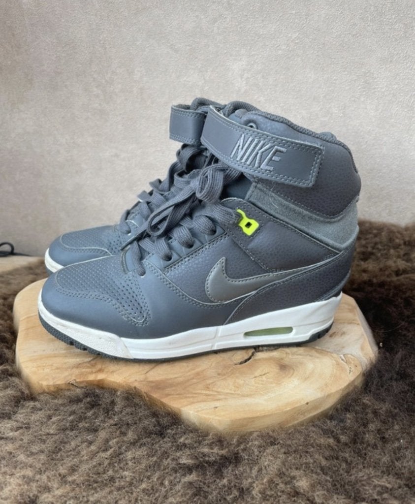Nike Air Revolution Sky High, Nike, Ophalen of Verzenden, Grijs, Sneakers of Gympen