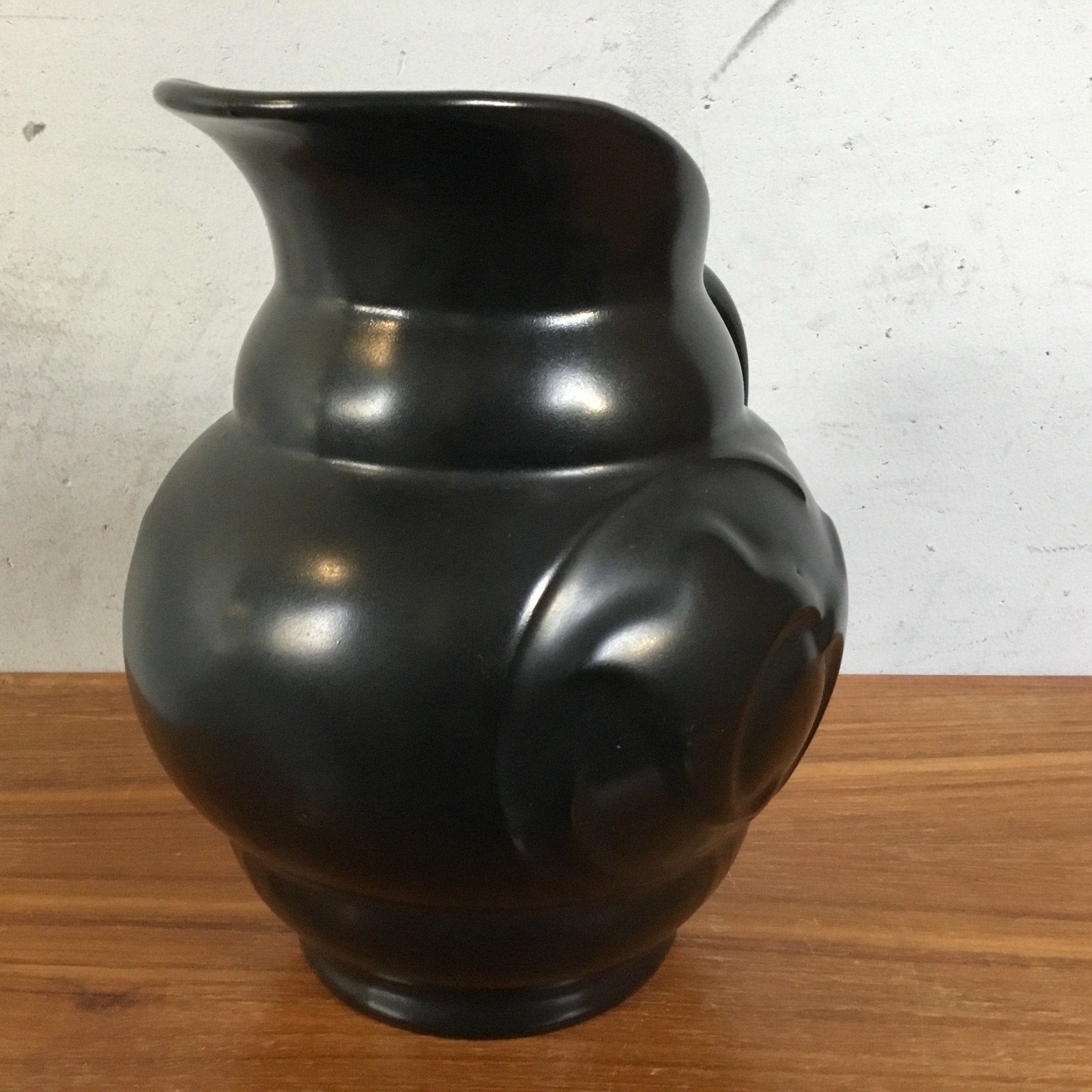 Art Deco zwarte plateel snavelvaas Royal Mosa jaren 30, Zwart, Ophalen of Verzenden, Zo goed als nieuw, 20 cm