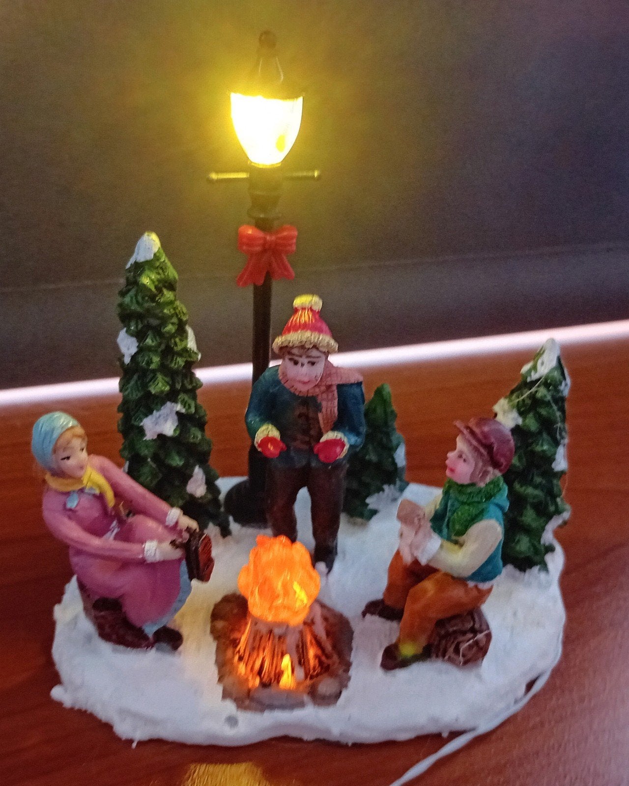 Gezellig rond kampvuur voor Kerstdorp, Ophalen of Verzenden, Gebruikt