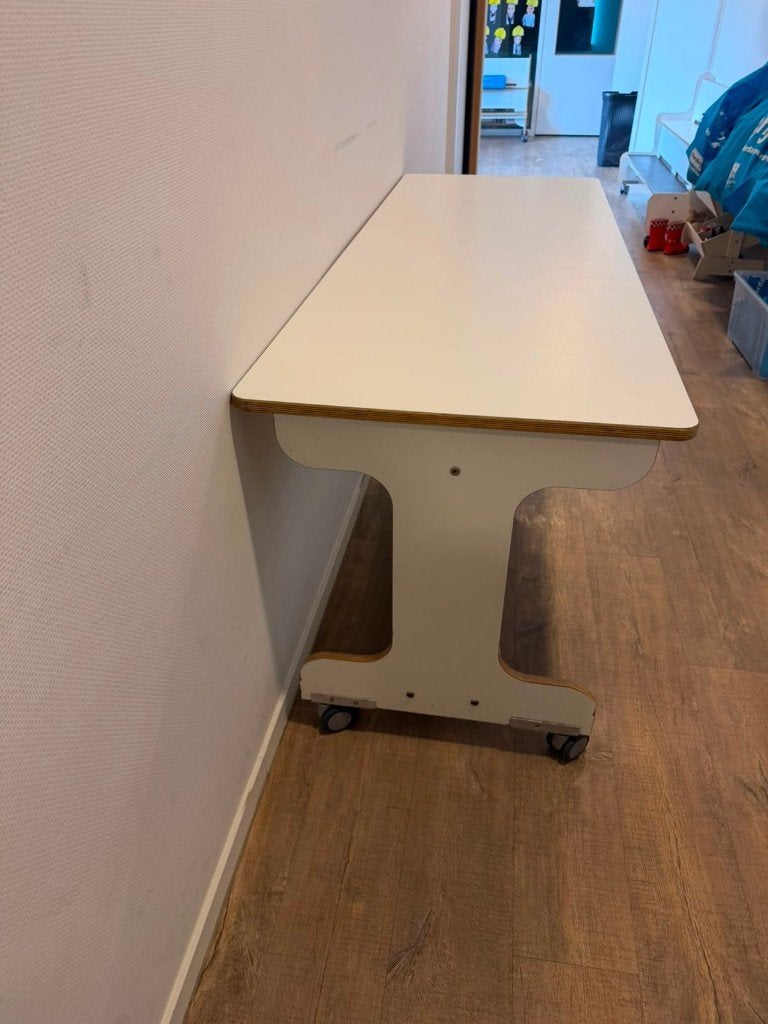 Tafel op wieltjes van John van Neer, Huis en Inrichting, Tafels | Eettafels, Ophalen, 50 tot 100 cm, Zo goed als nieuw, 150 tot 200 cm