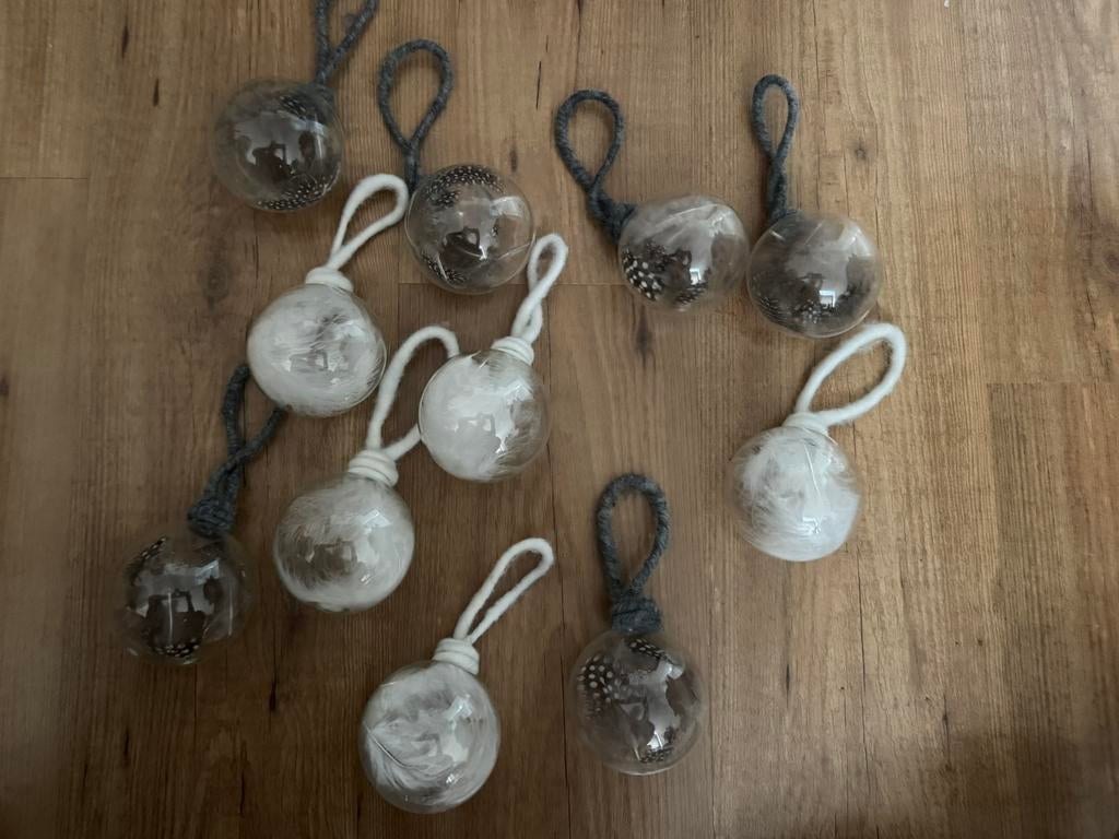 Glazen ballen gevuld met veertjes.. 11 stuks, Ophalen of Verzenden, Zo goed als nieuw