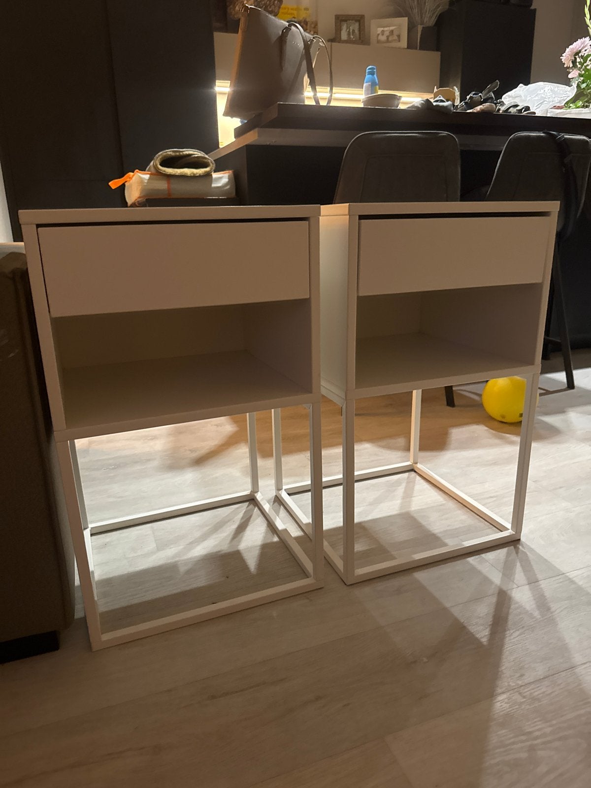 2x IKEA Vikhammer nachtkastjes - Zo goed als nieuw, Huis en Inrichting, Slaapkamer | Nachtkastjes, Ophalen, 55 tot 70 cm, Zo goed als nieuw