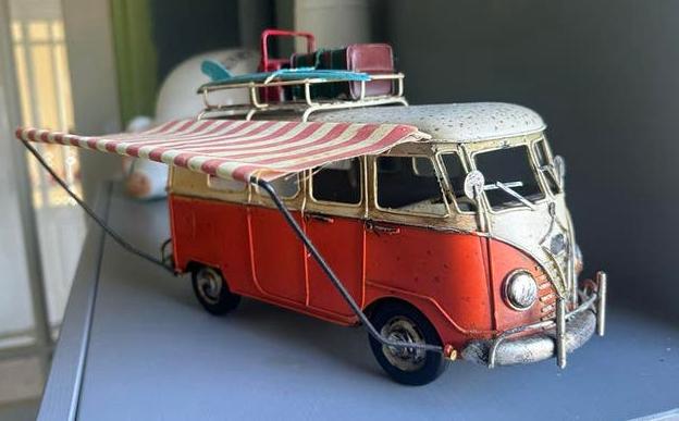 Vintage VW Bus Camper Model met Luifel en Bagage, Hobby en Vrije tijd, Modelauto's | 1:24, Ophalen of Verzenden, Zo goed als nieuw