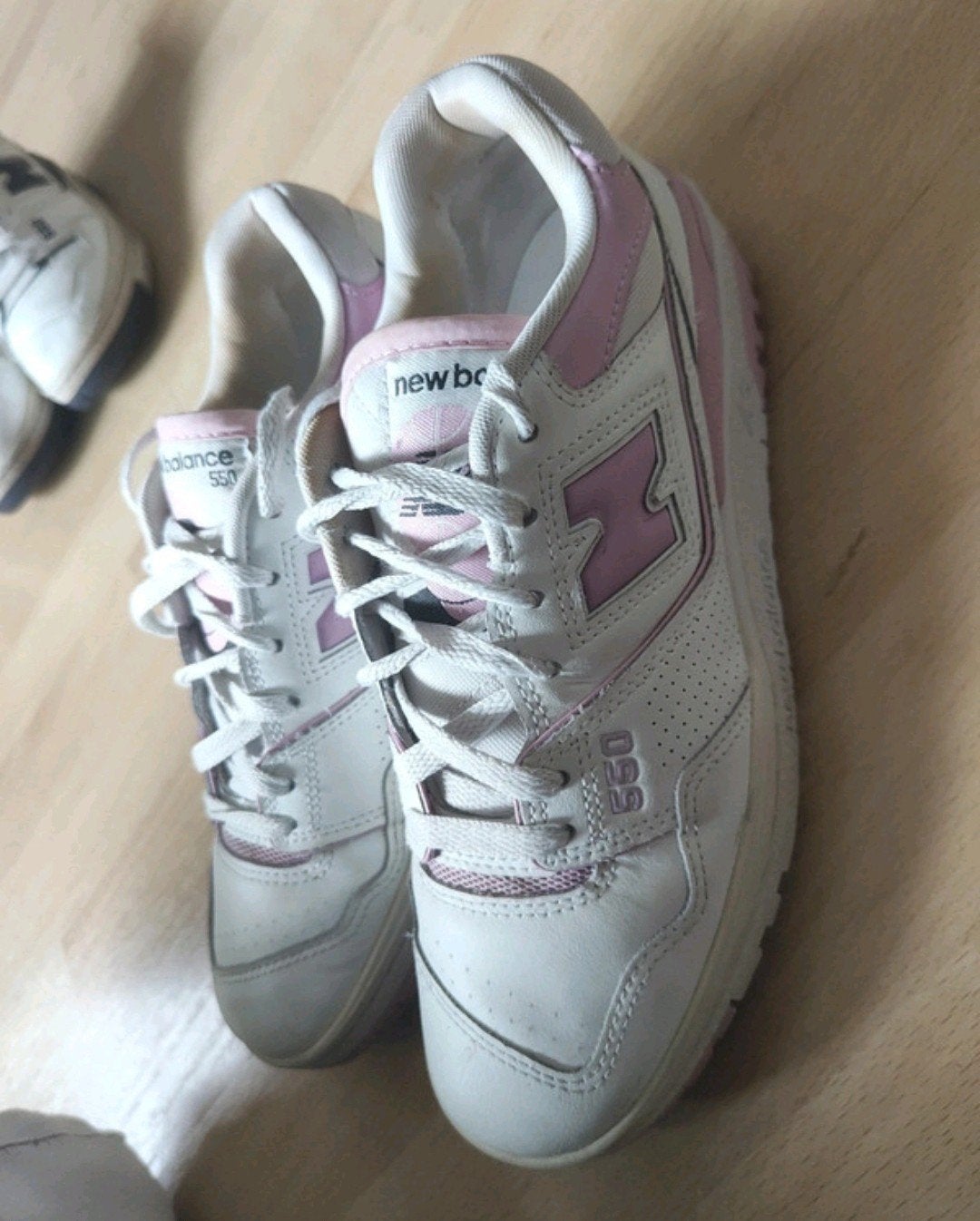 wit met roze New Balance 550 sneakers - Maat 40,5, New Balance, Ophalen of Verzenden, Wit, Sneakers of Gympen