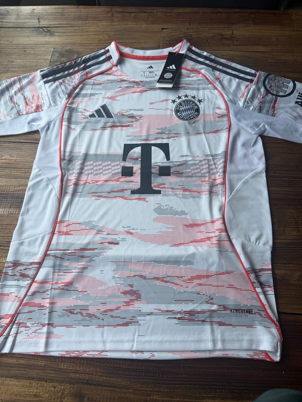 Bayern München uit shirt maat S met broek, Sport en Fitness, Voetbal, Maat S, Ophalen of Verzenden, Nieuw, Set