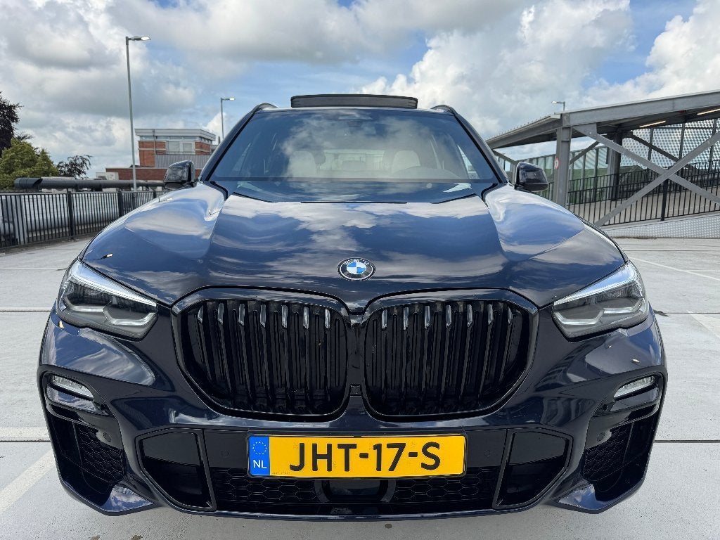 BMW X5 45e | MSport | High Exec. | Pano | Luchtvering | 22", 77 km/l, Met garantie (alle), 4 stoelen, Zwart