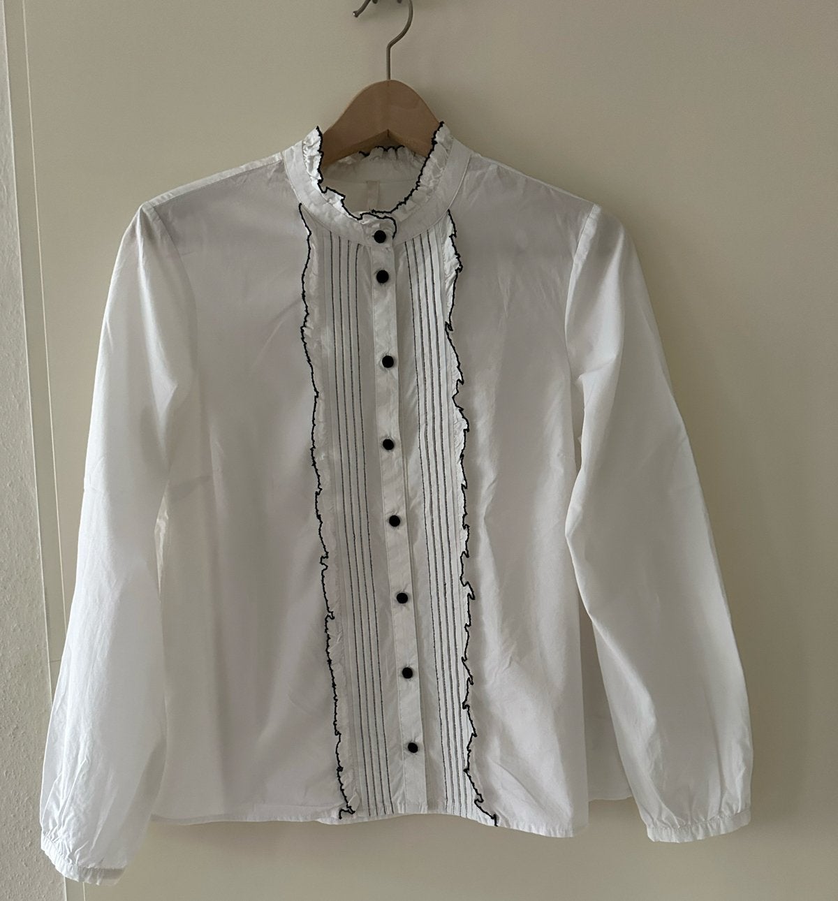I.CODE Witte blouse met ruches en zwarte knopen, Ophalen of Verzenden, Zo goed als nieuw, Maat 36 (S), Wit