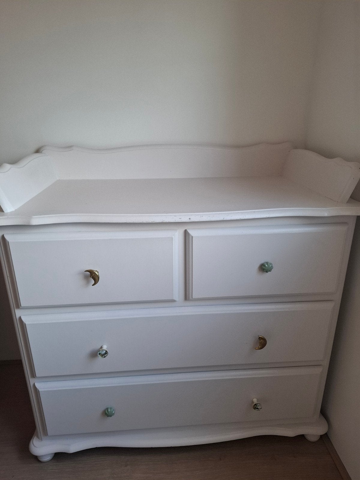 Vintage Witte Commode met vrolijke knopjes, Ophalen, Gebruikt, 50 tot 70 cm, 75 tot 100 cm
