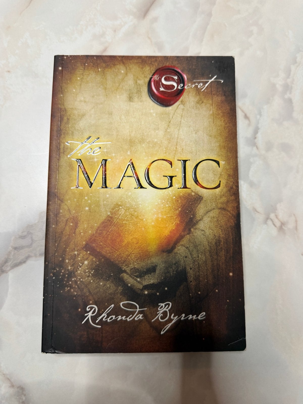 The Magic - Rhonda Byrne (The Secret) Engelstalig, Boeken, Ophalen of Verzenden, Gelezen, Spiritualiteit algemeen, Instructieboek