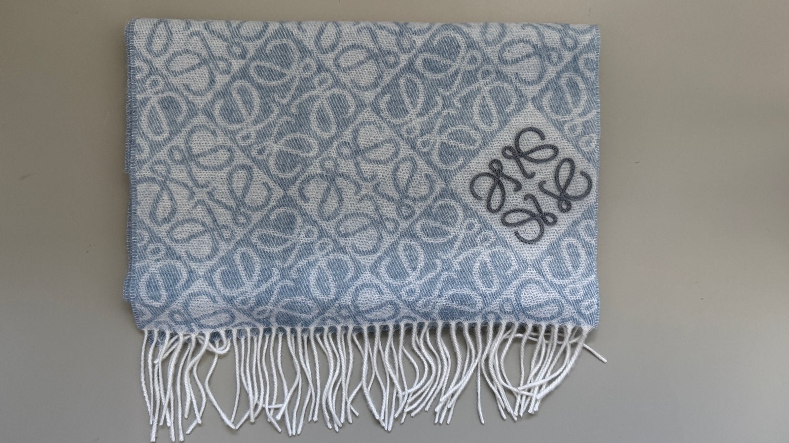 Loewe lichtblauwe wollen Sjaal met Logo - exclusief model!, Ophalen of Verzenden, Nieuw, Maat 46/48 (XL) of groter, Sjaal