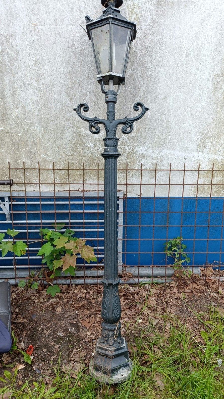 Antieke gietijzeren lantaarnpaal - 1 glas kapot, Antiek en Kunst, Antiek | Lampen, Ophalen of Verzenden