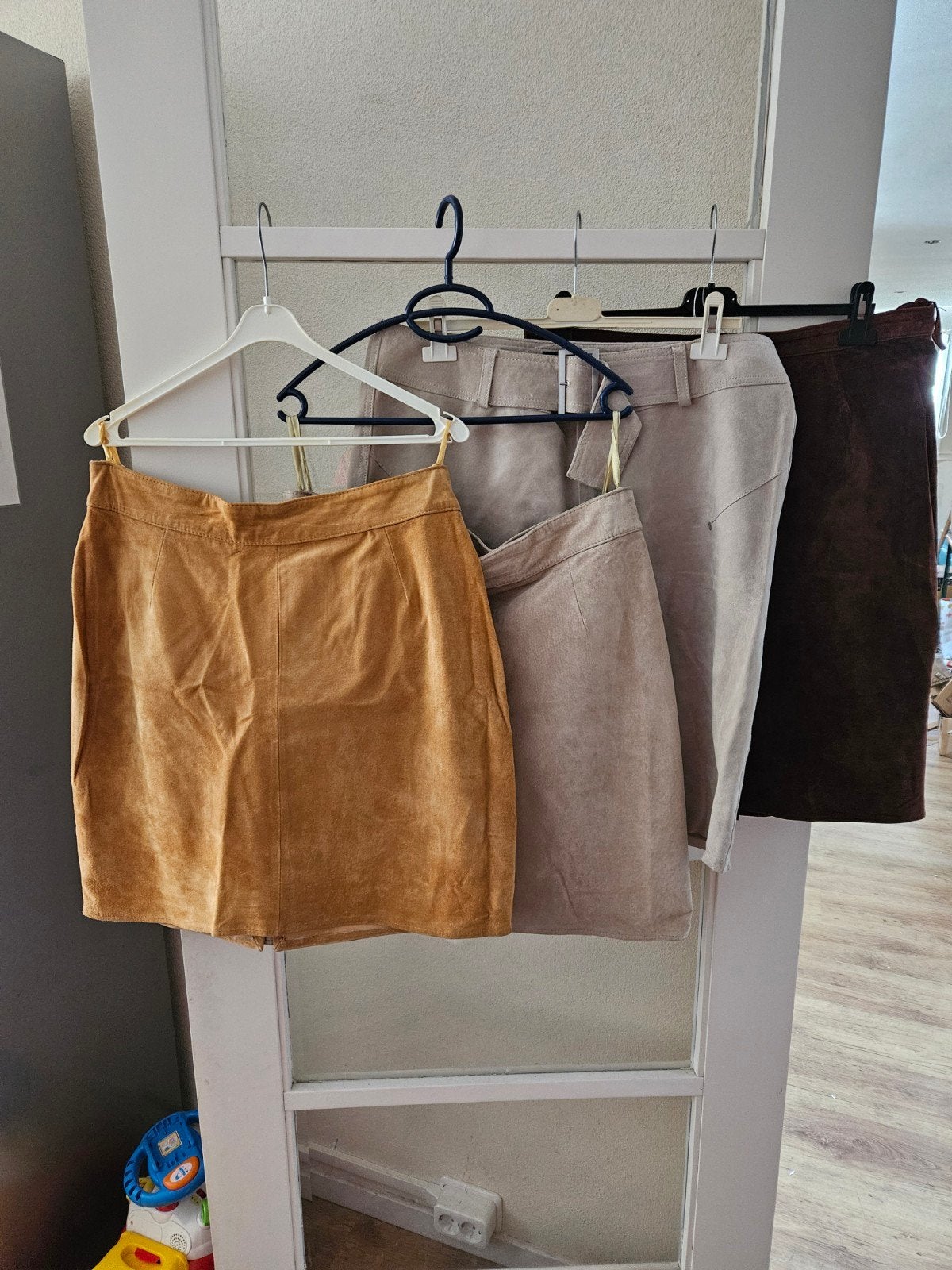 4 stuks leer rokjes maat 46 roomwit beige bruin  gevoerd, Kleding | Dames, Rokken, Verzenden, Beige, Maat 46/48 (XL) of groter