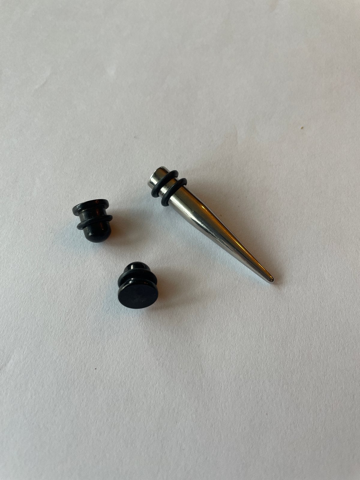 8mm Stretch Set RVS / Staal met Zwarte Plugs, Ophalen of Verzenden, Gebruikt, Staal, Oor- of Traguspiercing