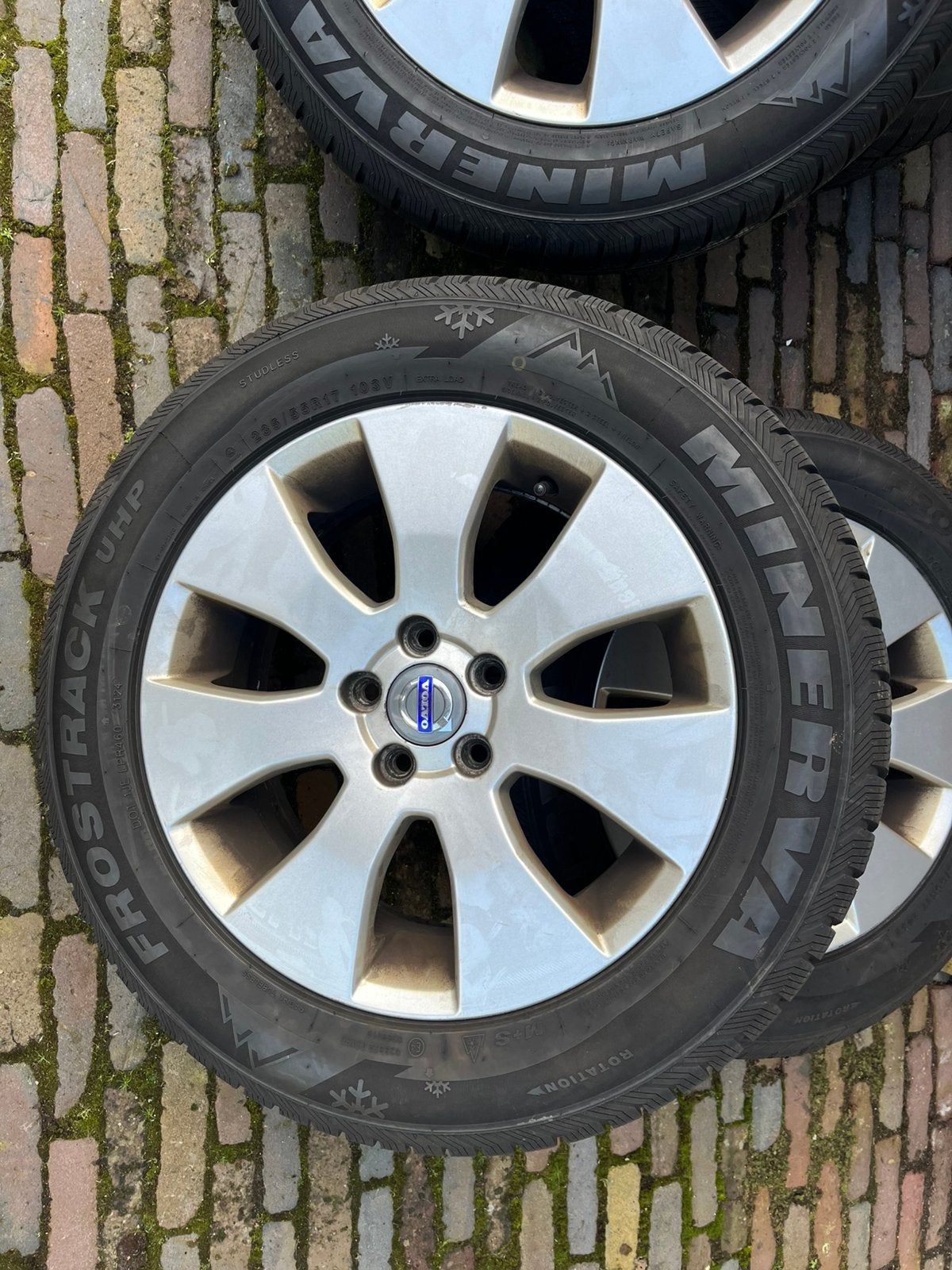Aangeboden winterbanden volvo xc70, Auto-onderdelen, Ophalen, Banden en Velgen, 17 inch, Winterbanden