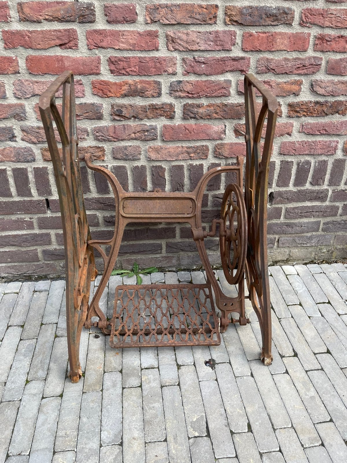 Smeedijzeren onderstel van een sinner naaimachine, Ophalen
