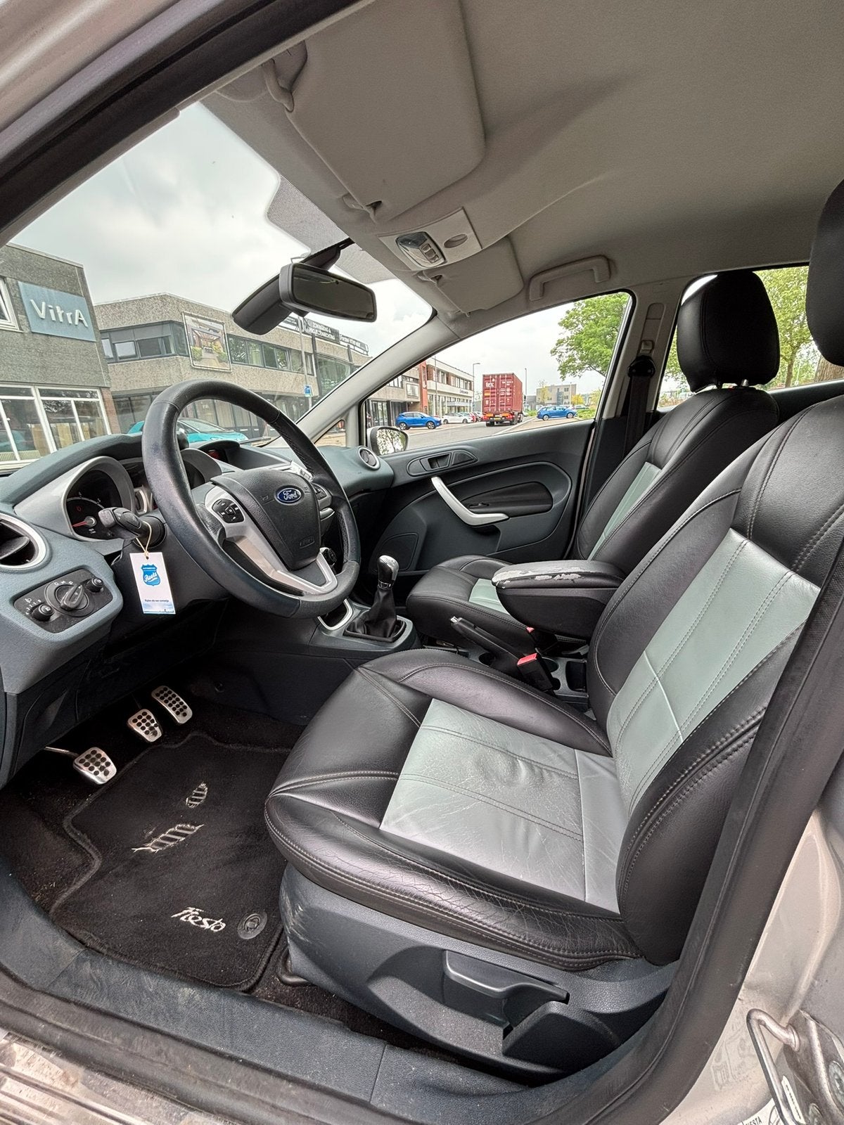 Foto 11 van Ford Fiësta 1.6 Ti-vct 88KW 5DR 2011 Grijs - APK juli 2027