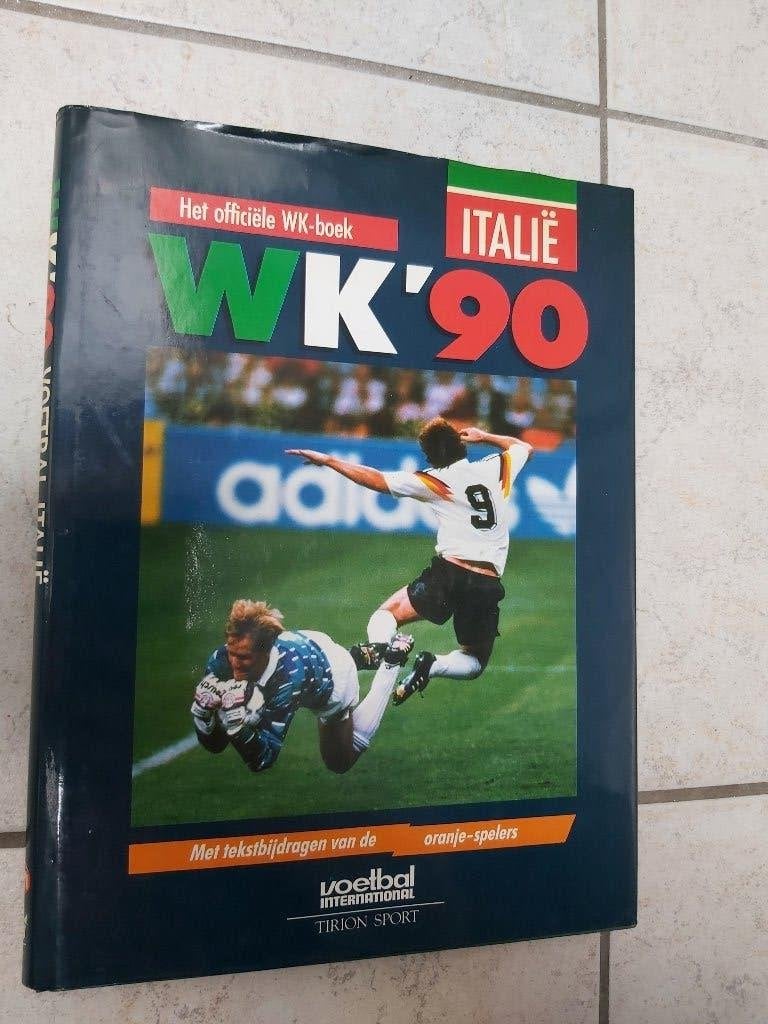 Het officiële WK-boek – WK ’90 Italië, Boeken, Gelezen, Guus Hermans, Ophalen of Verzenden, Balsport