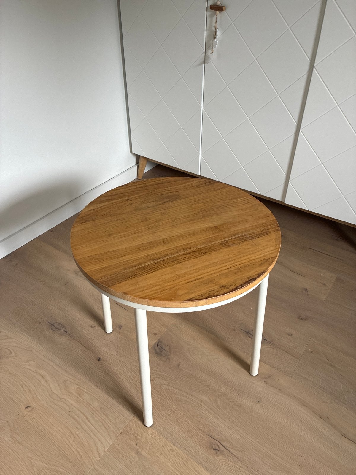 Rond bijzettafeltje met houten blad en witte poten, Ophalen, Minder dan 45 cm, Minder dan 55 cm, Gebruikt
