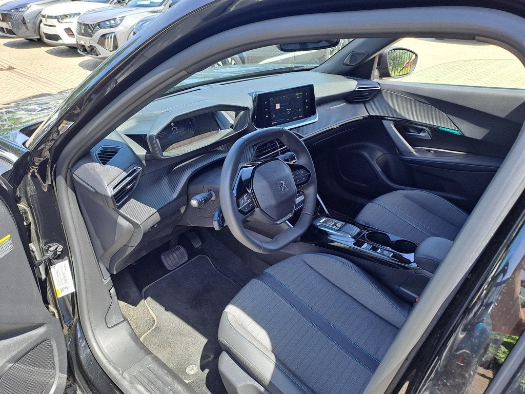 Peugeot e-2008 EV Allure Pack 50 kWh | Camera | Apple Carpla, Auto's, Peugeot, 136 pk, Gebruikt, Leder en Stof, Zwart