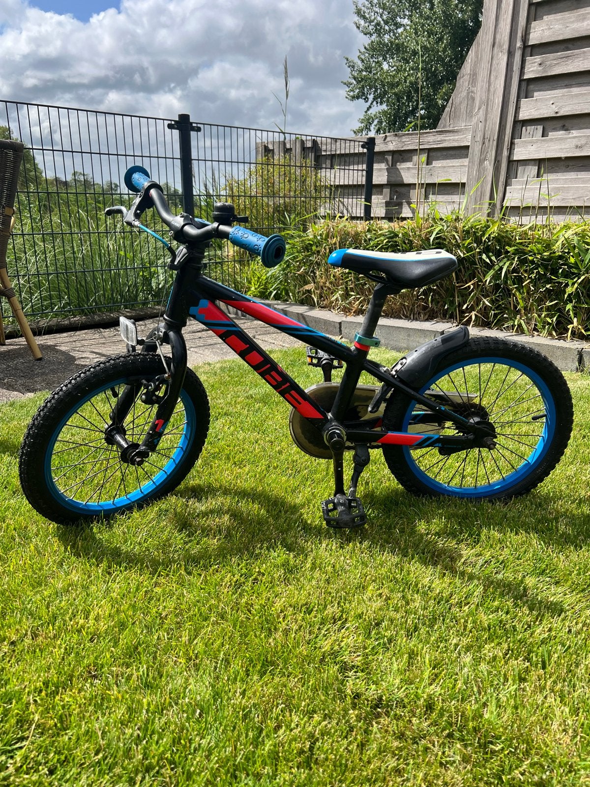 Cube kinderfiets 16 inch - Zwart/Blauw/Rood, Ophalen, Gebruikt, Terugtraprem, 16 tot 20 inch