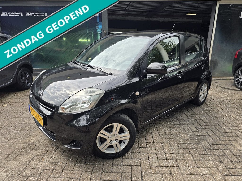 Daihatsu Sirion 2 1.0-12V Premium | 1E EIGENAAR | 12MND GARA, Auto's, Daihatsu, Voorwielaandrijving, Stof, Gebruikt, Zwart