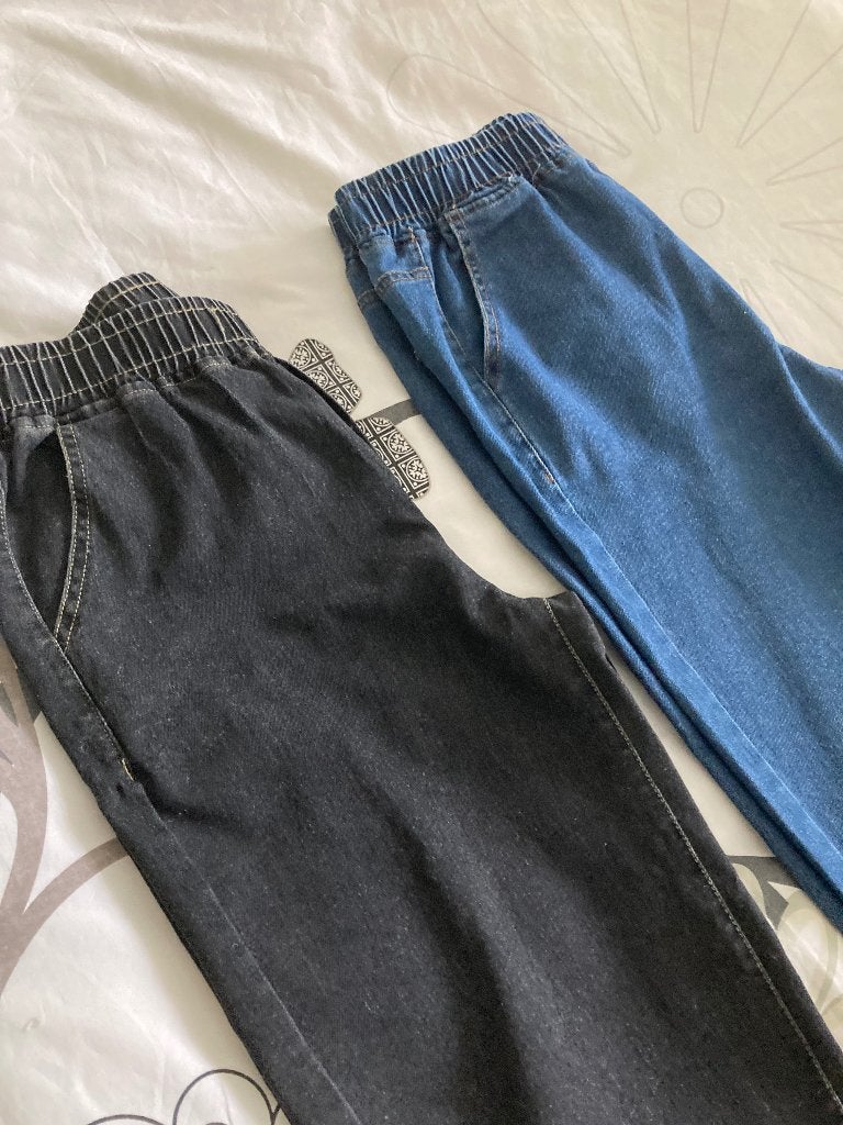 Spijkerbroek kort model, smalle pijp, zwart en blauw., Kleding | Dames, Ophalen of Verzenden, Zo goed als nieuw, Zwart, W30 - W32 (confectie 38/40)