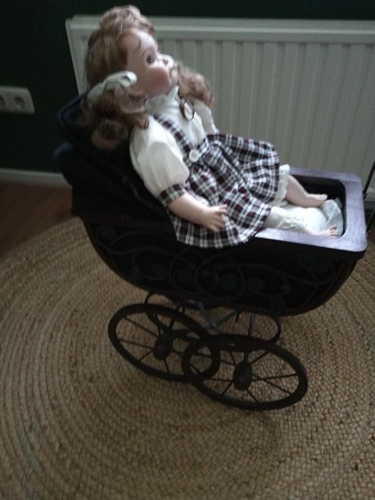 Poppenwagentje incl porseleinen pop vintage, Ophalen of Verzenden
