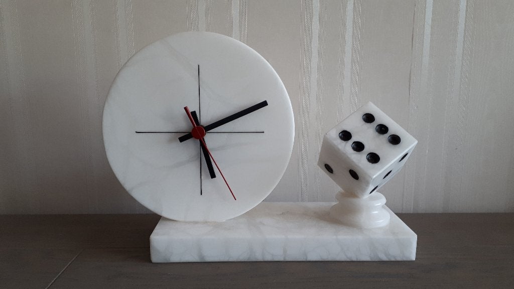 Retro tafelklok met dobbelsteen, Huis en Inrichting, Woonaccessoires | Klokken, Ophalen, Analoog, Werkt op batterijen, Zo goed als nieuw