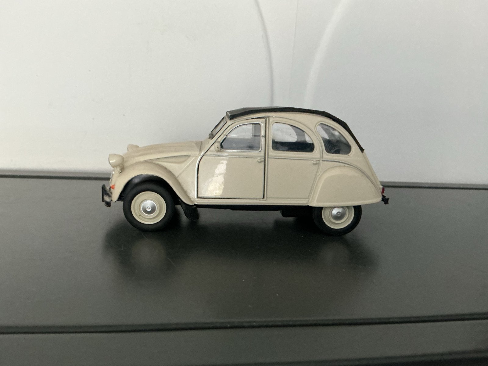 Citroën 2CV schaalmodel - Crème met openende deuren, Ophalen of Verzenden, Zo goed als nieuw