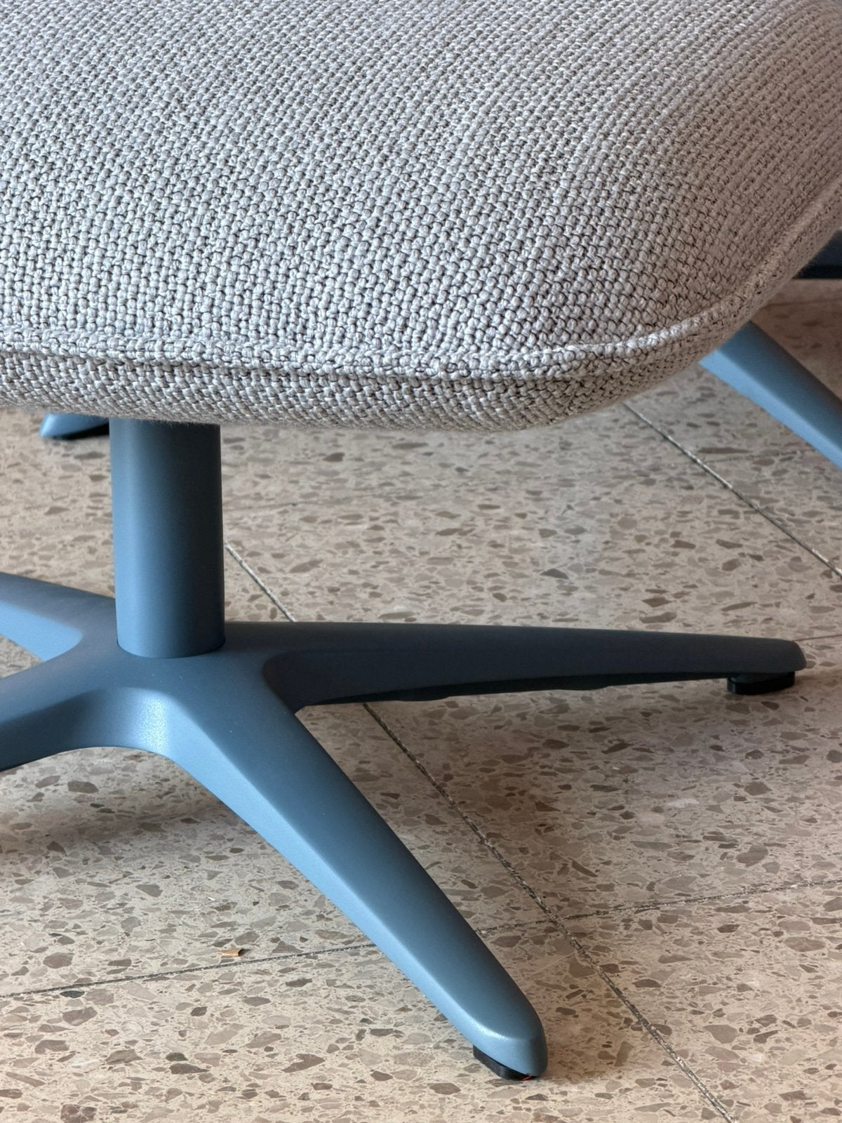 Pode by Leolux fauteuil Flare met hocker NIEUW, Huis en Inrichting, Ophalen, Nieuw, 75 tot 100 cm, Stof