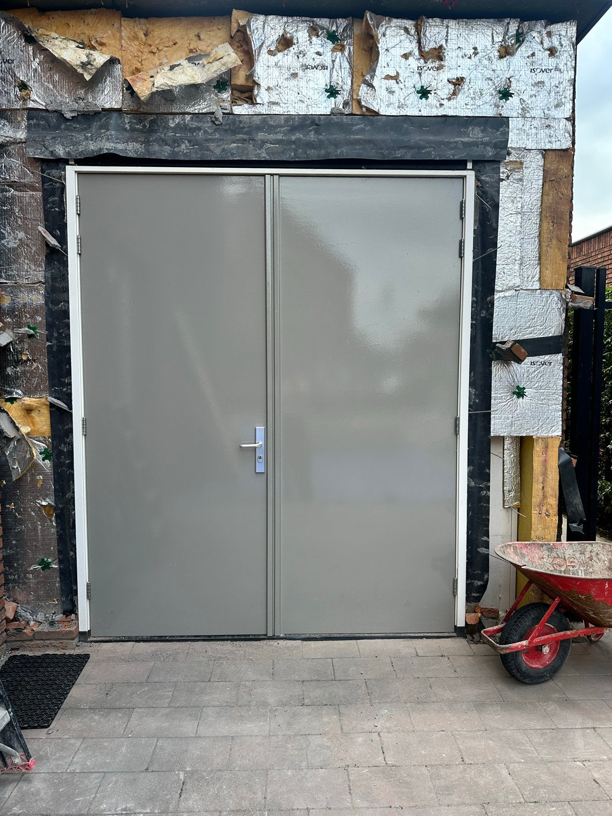 Stevige dubbele garagedeur, grijs, met kozijn, 100 tot 120 cm, Gebruikt, Ophalen of Verzenden, Buitendeur