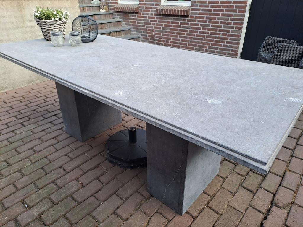 Robuuste tuintafel van natuursteen, Tuin en Terras, Tuintafels, Ophalen of Verzenden