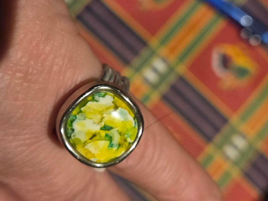 Handgemaakte ring, maat 17, met kleurrijke steen, Sieraden, Tassen en Uiterlijk, Ringen, Overige materialen, Overige kleuren, Nieuw