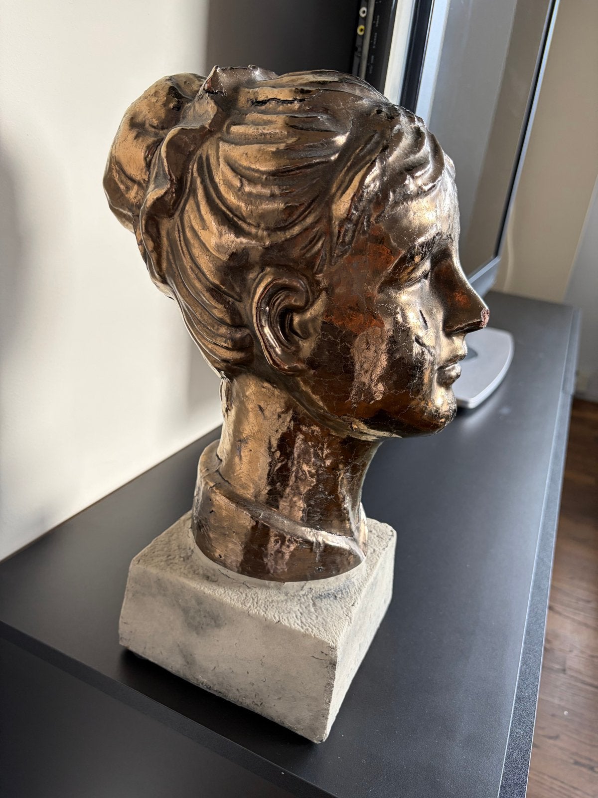 Bronzen/gouden buste op betonnen sokkel - 38x14x23 cm, Ophalen, Buste, Brons, 20 - 50 cm