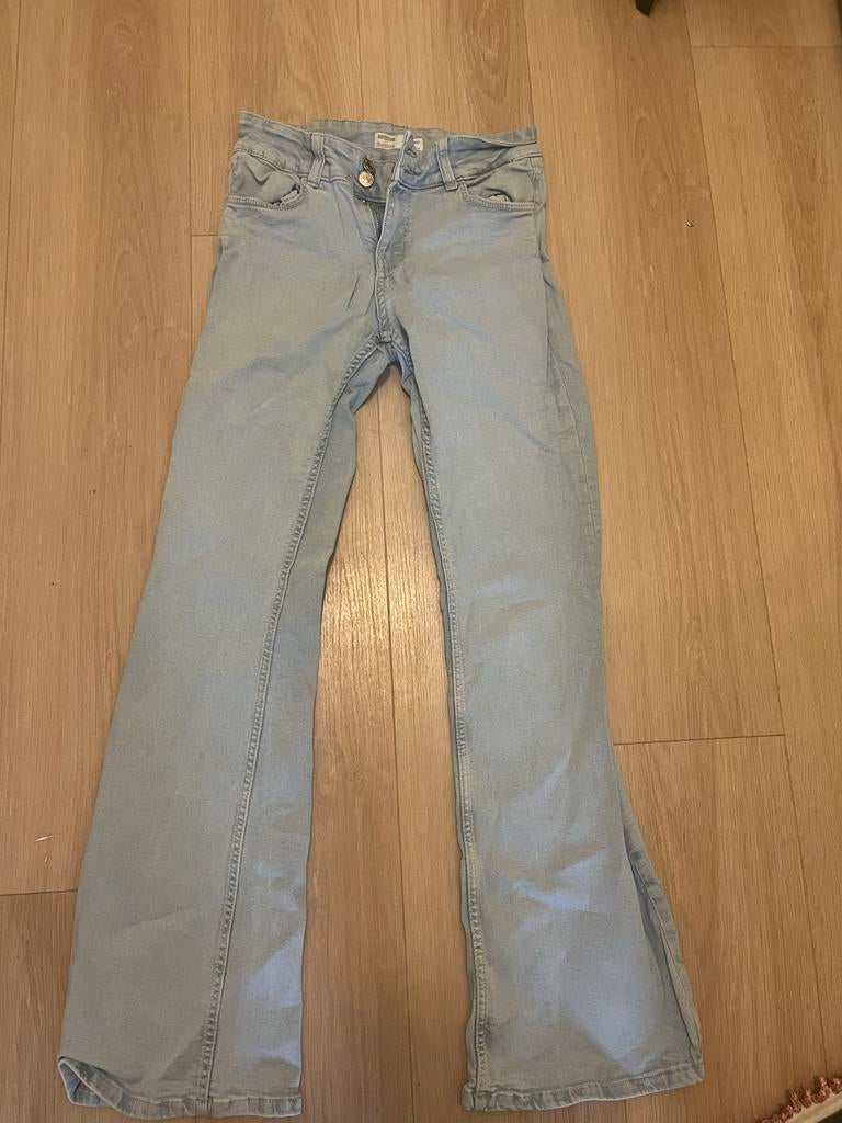 Bershka flared jeans lichtblauw, Ophalen of Verzenden, Zo goed als nieuw, Blauw, W30 - W32 (confectie 38/40)