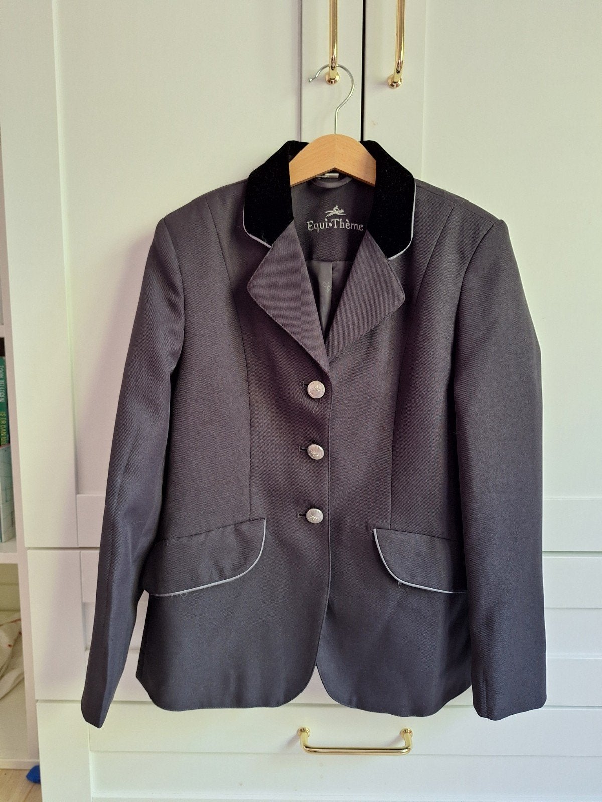 Paardrijset Equi-Thème jas, broek, handschoenen, plastron, Dieren en Toebehoren, Paardrijkleding, Ophalen of Verzenden, Gebruikt
