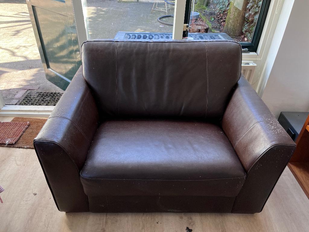 Gratis Fauteuil 1,5 en poef, Huis en Inrichting, Ophalen, Gebruikt, Leer, 75 tot 100 cm