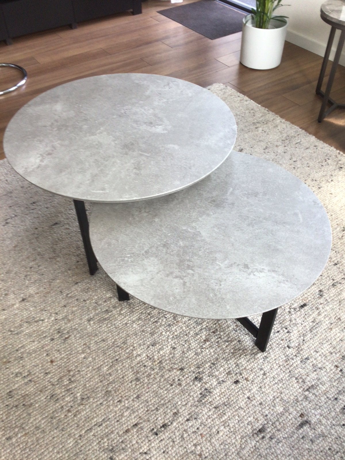Set van 2 ronde salontafels met kunststof blad en metalen on, Ophalen, Kunststof, Rond, 50 tot 100 cm