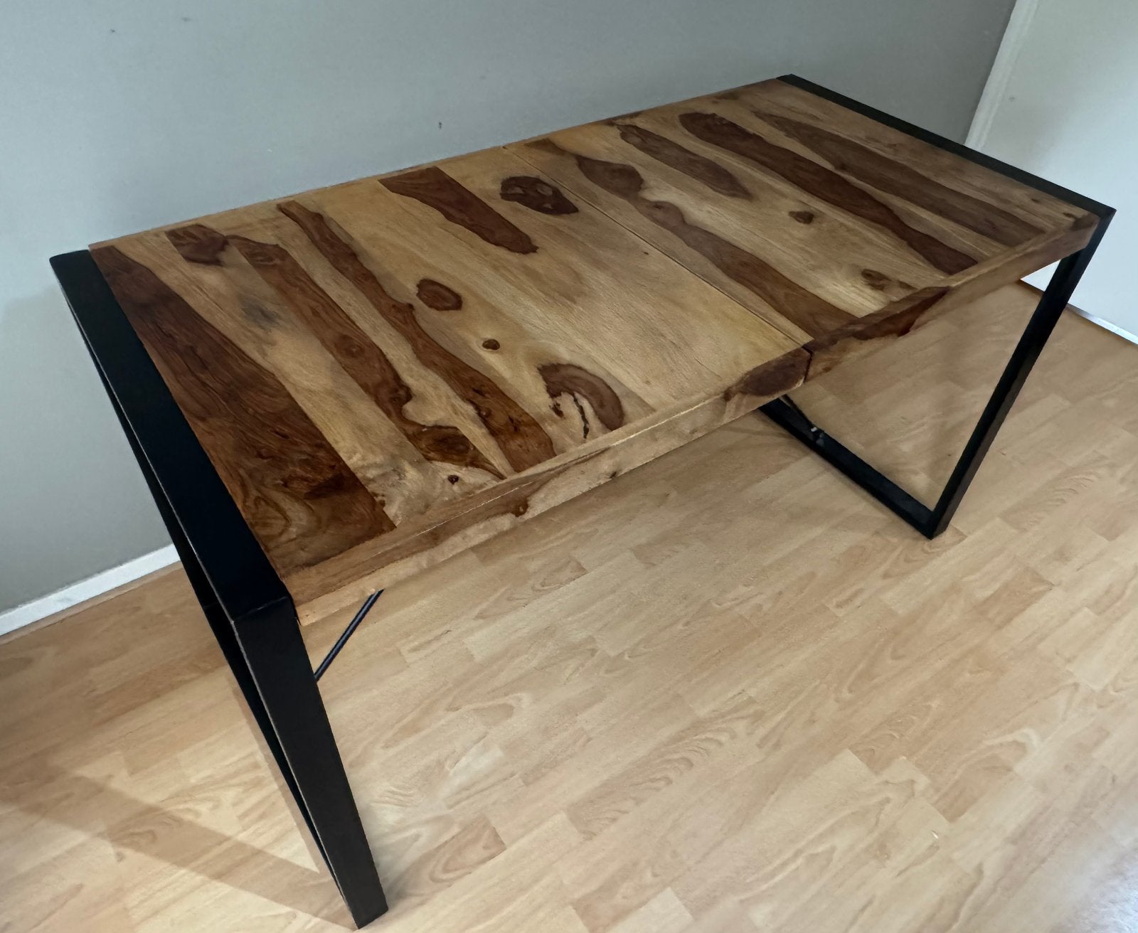Massief houten bureau met zwarte metalen frame., Ophalen, Gebruikt, Hout, Schoolbureau