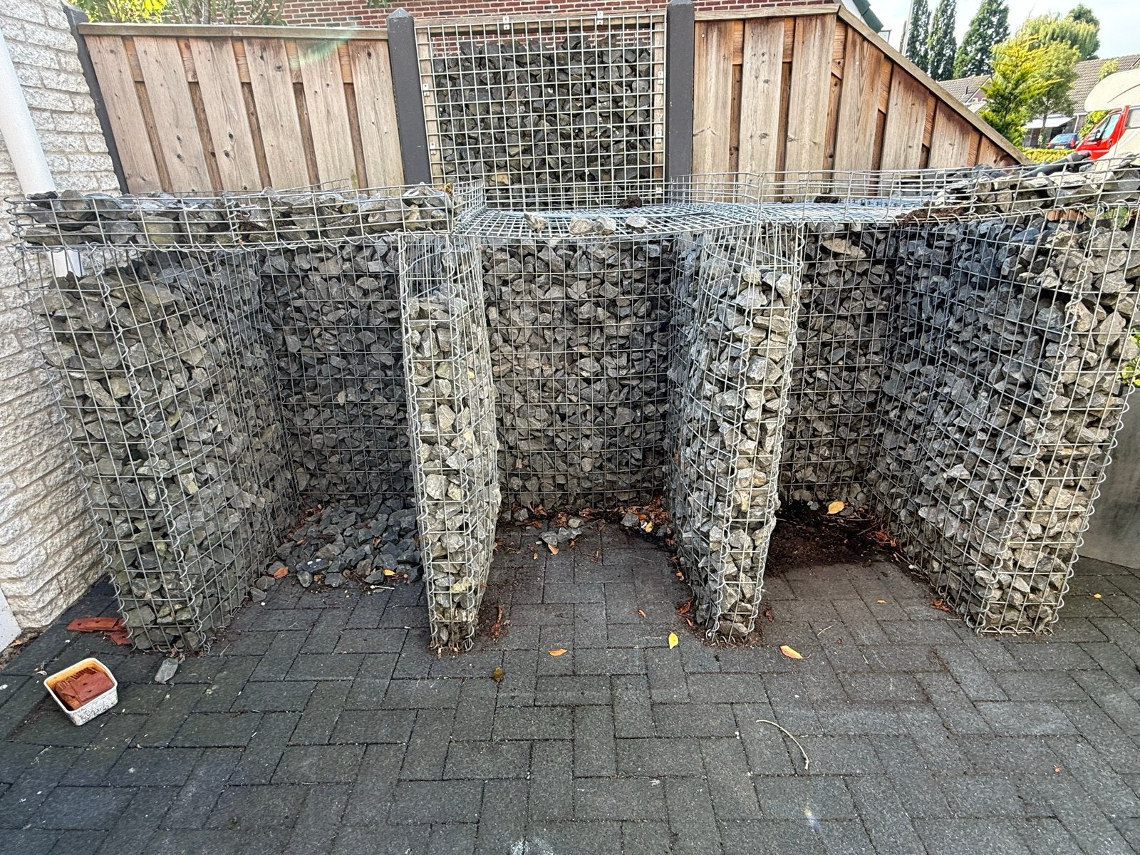 Schanskorf met stenen voor 3 containers - Gratis af te halen, Ophalen, Gebruikt
