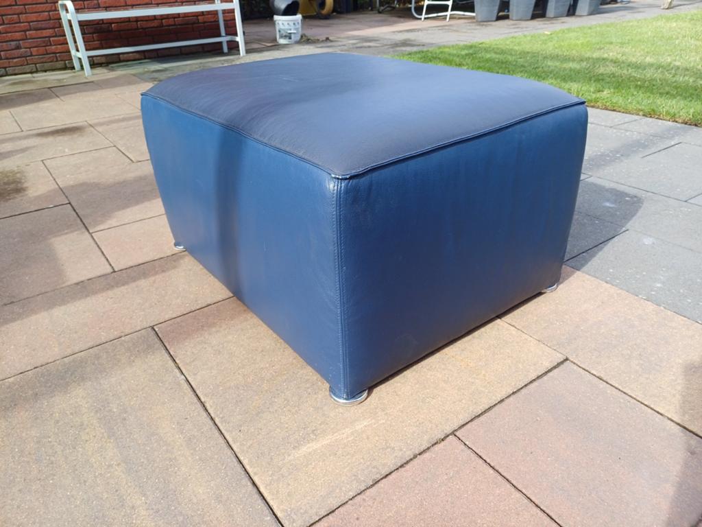 Montel Hocker / Voetenbank - Donkerblauw Leer, Huis en Inrichting, Banken | Voetenbanken en Poefen, Gebruikt, 75 tot 100 cm, 50 tot 75 cm