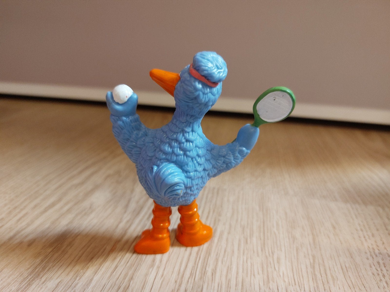 Sesamstraat Pino poppetje tennis 9 cm, Verzamelen, Ophalen of Verzenden