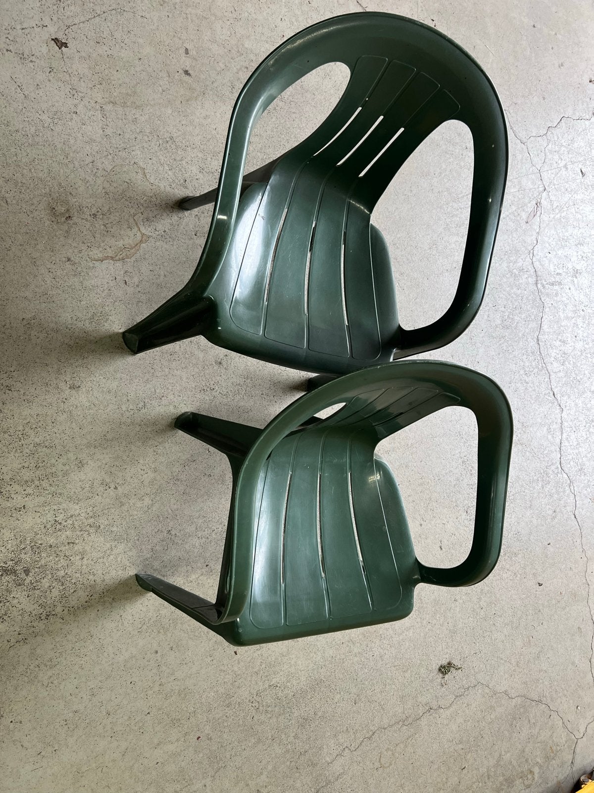 2x Groene kunststof tuinstoelen, Ophalen of Verzenden, Gebruikt, Kunststof, Stapelbaar