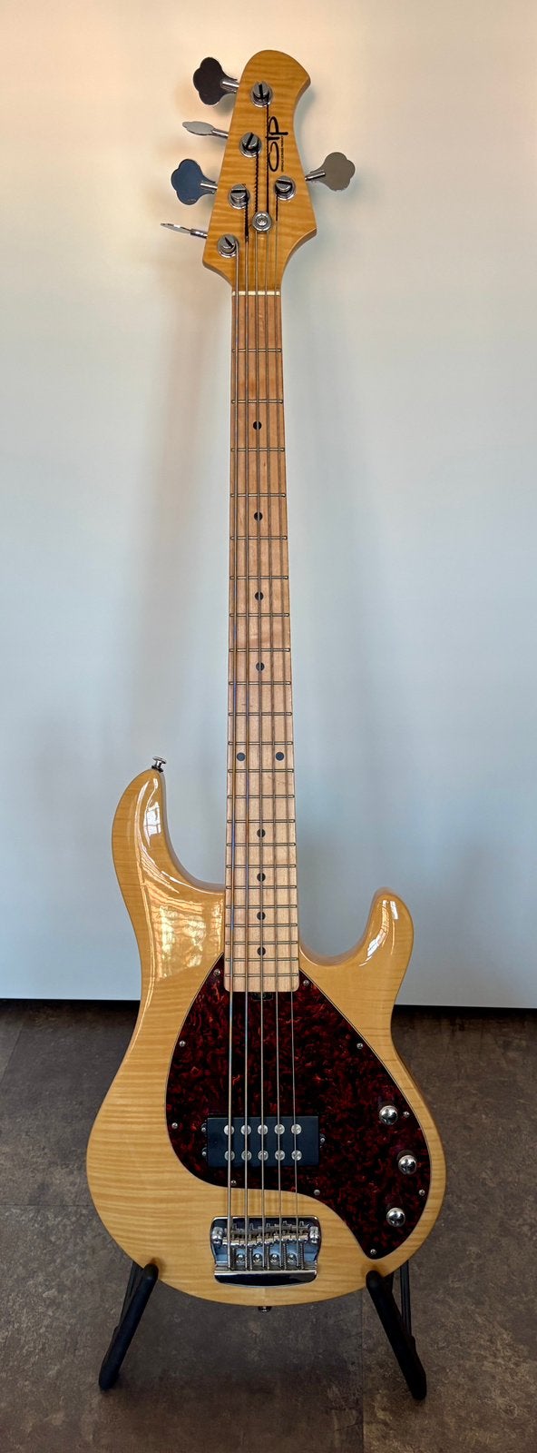 Prachtig supermooie OPL Ernie Ball 5 String V, Muziek en Instrumenten, Snaarinstrumenten | Gitaren | Bas, Ophalen, Zo goed als nieuw