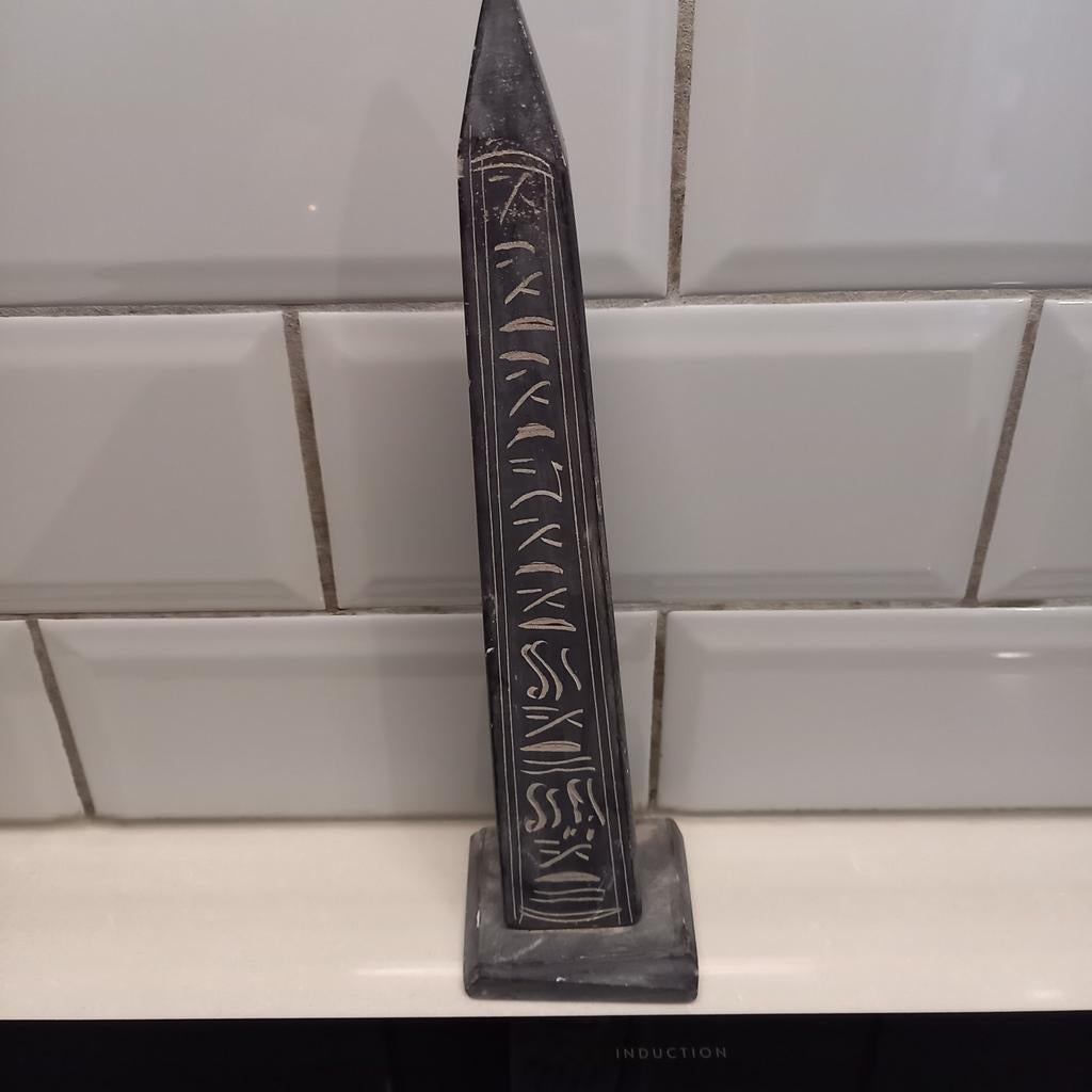 Zware natuursteen handgegrafeerde obelisk 28 cm, Ophalen of Verzenden