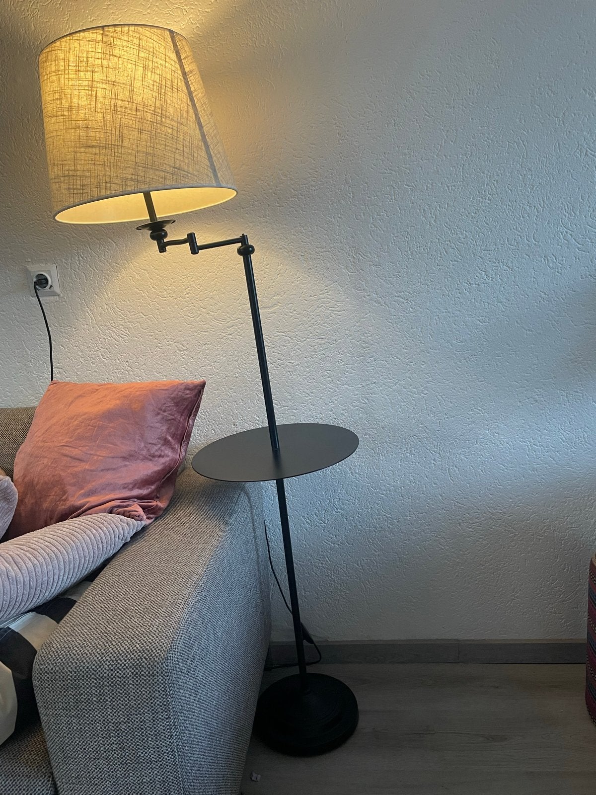 Moderne zwart metaal vloerlamp met tafeltje en stoffen kap, Huis en Inrichting, Lampen | Vloerlampen, Ophalen of Verzenden, Gebruikt