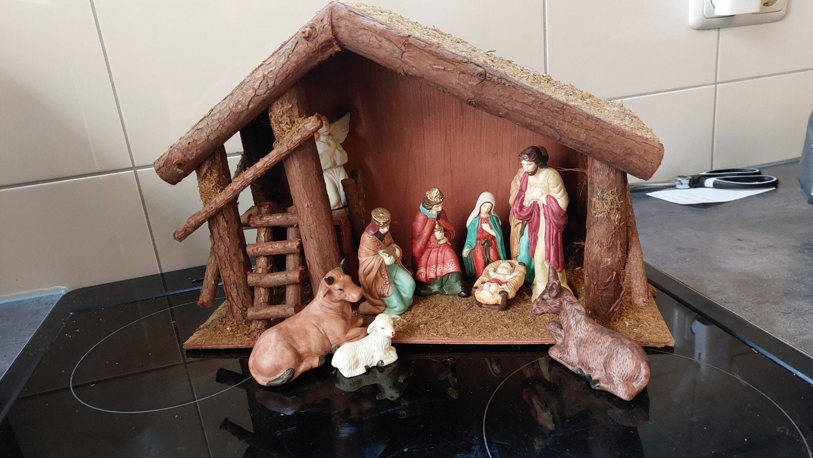 kerststal compleet met beeldjes, Ophalen of Verzenden, Zo goed als nieuw