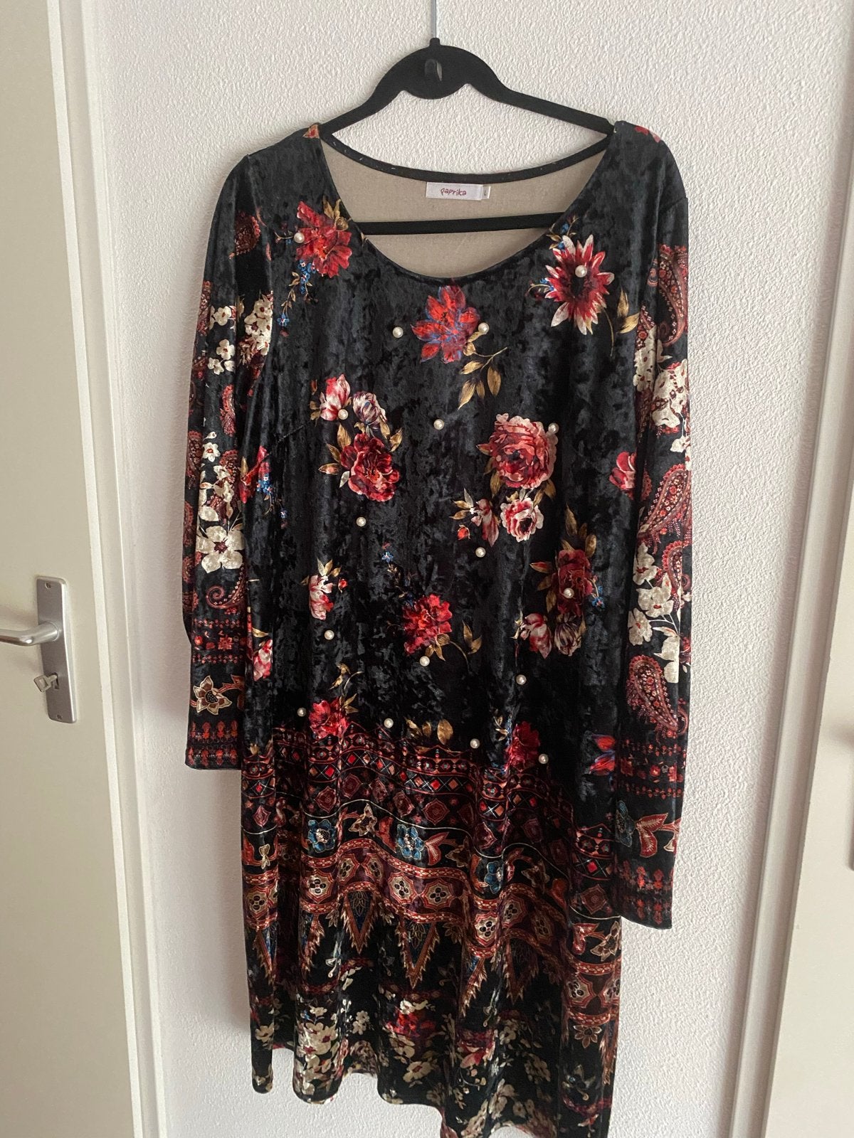 Paprika fluwelen jurk met pareltjes - Maat L, Kleding | Dames, Zwart, Maat 42/44 (L), Ophalen of Verzenden, Zo goed als nieuw