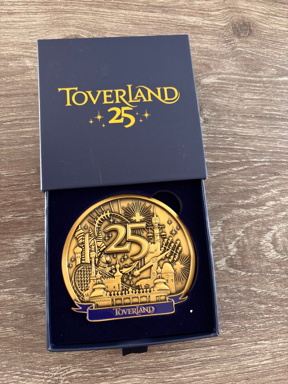 Toverland 25 Jaar Jubileum pin XXL, Ophalen of Verzenden, Nieuw, Overige onderwerpen, Speldje of Pin