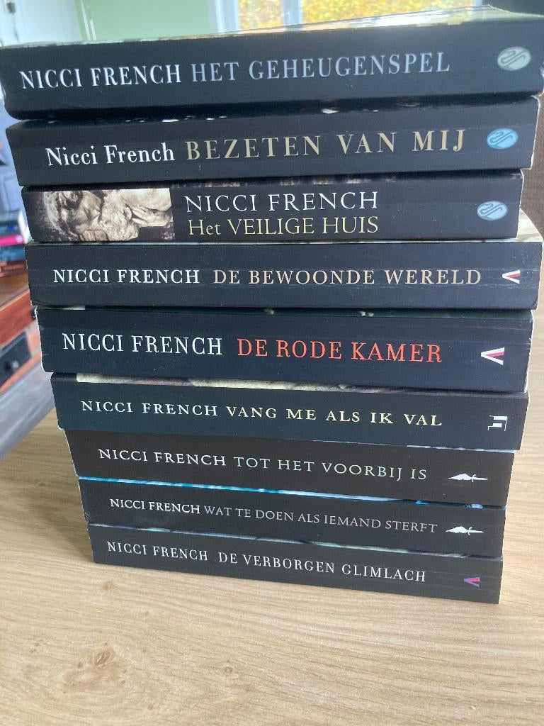 9 boeken Nicci French, Ophalen of Verzenden, Gelezen